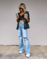 Street-Style-Aufnahme einer hellblauen Wide-Leg-Jeans mit Rissen am Knie und Saum - L / Hellblau