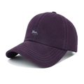 Détail d'une casquette en coton violet foncé avec broderie minimaliste de renard gris - Réglable / Violet