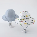 Dettaglio di un cappello da sole reversibile per bambini con cordino regolabile - 50cm (1-3 anni) / Blu