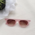 Roze matte zonnebril met bruine verloopglazen op een minimalistische witte achtergrond - Roze