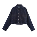 Dettaglio della giacca di jeans blu scuro con colletto classico e bottoni in metallo su bianco - XS / Camicia Blu Scuro