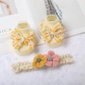 Set regalo neonato con calzini con fiocco giallo e fascia in pizzo con fiori abbinati - Fiore Giallo/Fiore in Tessuto Rosa