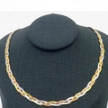 Collar trenzado de tres tonos en oro plata y oro rosa en un soporte de exhibición - Collar Tricolor de 3 Hebras 45cm