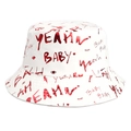 Dettaglio del cappello a secchiello bianco con scritte graffiti rosse BABY e YEAH - M (56-58cm) / Bianco Rosso