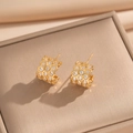 Boucles d'oreilles dorées en nid d'abeille avec cristaux sur boîte à bijoux beige - Stud boucles d'oreilles / Doré