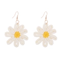 Boucles d'oreilles marguerites tissées à la main en blanc et jaune pour l'été plage - Blanc