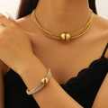 Set collana girocollo e bracciale rigido dorati multistrato a spirale per donna - Set collana e bracciale rigido con perle multistrato (KC Gold)