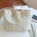 Detailopname van de bloemen canvas tas met versterkte lederen handvatten - Lichtgeel Bloemen