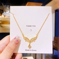 Collier en titane doré avec pendentif en zircon en V et breloques en diamant élégantes - Goutte d'Eau Rhombe Dorée