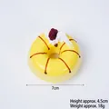 Modello di ciambella in PU giallo con crema bianca e bacca rossa, diametro 7 cm - Giallo-Mirtillo Rosso