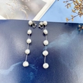 Détail de boucles d'oreilles pendantes avec cinq perles naturelles sur chaîne argent - Boucles d'oreilles clips - 5 perles d'eau douce / Argent