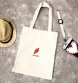 Weiße Canvas-Einkaufstasche mit minimalistischem Karotten-Druck und stabilen Griffen - Karotte Weiß