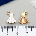Pendentif robe dorée avec émail blanc et texture métallique pour bijoux DIY - Petit Volant Blanc (21737)