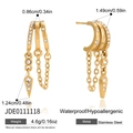 Dettaglio di orecchini a tre file in acciaio inox oro 18K con frange di zirconi bianchi - Stile Ciondolo Cono Strass (JDE0111118)