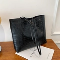 Grande borsa tote nera con stampa coccodrillo e pratica pochette interna - Nero