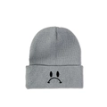 Dettaglio berretto in maglia grigia con emoji viso triste ricamato nero sul risvolto - M (56-58cm) / Grigio - Espressione Faccia Triste