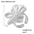 Silberner Edelstahlring mit strukturierter Blüte im 5-Blatt-Design und Größenangaben - Stahlfarbener Blumenring-Größe 7