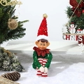 Dettaglio dell'elfo di Natale seduto con paillettes rosse e oggetti decorativi - Elfo Seduto con Cappello Rosso