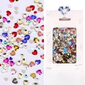 Vista macro di strass colorati a forma di cuore per decorazioni nail art professionali - #01 Forma di Cuore