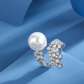 Eleganter silberner offener Ring mit großer Perle und funkelndem Zirkonia-Cluster - Einstellbar Offen / Silber Perle Stil (JZSF4054)