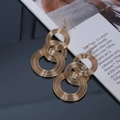 Übertriebene goldene mehrlagige konzentrische Kreisohrringe im geometrischen Metalldesign - Gold