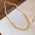 Collana di perle vintage francese con perle bianche e dorate su tessuto testurizzato - Stile di Giunzione a Due Toni da 4mm (HN6634)