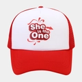 Detailansicht des She is the One Textdrucks auf rot-weißer Mesh-Trucker-Kappe - Rot und Weiß She is the One (Farbe #15)