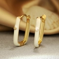 U-förmige goldene Ohrringe mit weißem Emaille und funkelnden Zirkonia im Minimal-Stil - Weiß
