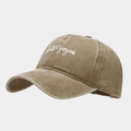 Detalle de gorra de béisbol de algodón caqui con bordado cursivo blanco Hello Gorgeous - Ajustable / Caqui