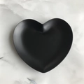 Bandeja de acero inoxidable en forma de corazón negro mate para joyas sobre mármol - Negro