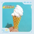 Vista macro di argilla crema bianca in miniatura su cono waffle per progetti fai da te - Bianco