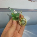 DIY Schlüsselanhänger mit Miniaturbierglas, grüner Flüssigkeit und Regenbogenperle - Hellgoldener Verschluss + Milchteetasse Perle / Grün