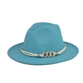 Nahaufnahme eines cyanfarbenen Filzhutes mit weißem Seil und goldener Strasskette - Seeblau Mit Goldkette