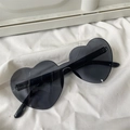 Fashionable oversized heart-shaped sunglasses with dark gray lenses and wrap-around frame - One-piece Heart Shape Black Gray