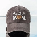 Détail de la broderie Football MOM sur une casquette en coton délavé gris foncé - Taille unique / Café