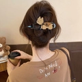Barrette vintage française avec base noire et motif de chiot en écaille sur le mannequin - Pince Torsadée Chien Léopard / 11cm / Noir/Brun