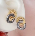 Detail van tweekleurige oorbellen met gouden gedraaide ring en zirkonia steentjes - Zwarte Zirconia Gekoppelde Dubbele Ring (02)