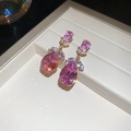 Detalle macro de pendientes de gota rosa con circonitas brillantes y baño de oro fino - Pendientes / Pin de Plata - Gota de Agua Rosa