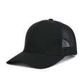 Seitenansicht der schwarzen Trucker-Cap mit atmungsaktivem Mesh und gebogenem Schirm - Verstellbar / Schwarz