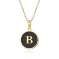Detail van de gouden letter B hanger op zwart emaille ronde bedel met titanium ketting - Goud Letter-B