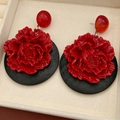 Dettaglio macro di orecchini floreali retrò con petali in resina nei colori rosso e nero - Perno in Argento - Rosso - Nero