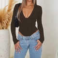 Camiseta ajustada marrón oscuro de manga larga con cuello en V y estilo corsé - S / Marrón