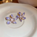 Vintage Blumenohrringe mit lila Emaille und Goldrand auf einem Keramikteller - Lila Farbverlauf Blume Ohrstecker (Silberstift)