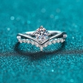Anillo en V de plata S925 con moissanita y pavé de diamantes sobre fondo bokeh verde - US 9 / 0.5ct Moissanita