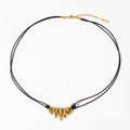 Collar punk con colgante de púas doradas en cordón negro doble con acabado en oro - Estilo Dorado (KD1585)