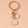 Llavero dorado con flor de camelia rosa, perla y colgante de corazón grabado con Love - Camelia Rosa