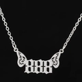 Collier en acier inoxydable argenté avec pendentif numéro gothique 888 et ailes papillon - 888 / Acier