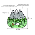 Pin de esmalte de camping animado con montañas nevadas y fogata sobre fondo blanco - Montaña de camping