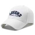 Weiße Baumwoll-Baseballkappe mit dunkelblauer Stickerei und Legend Tale Schriftzug - Verstellbar / Weiß