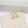 Eleganti orecchini a farfalla dorati con zirconi incastonati su pietra beige - Farfalla (Oro)